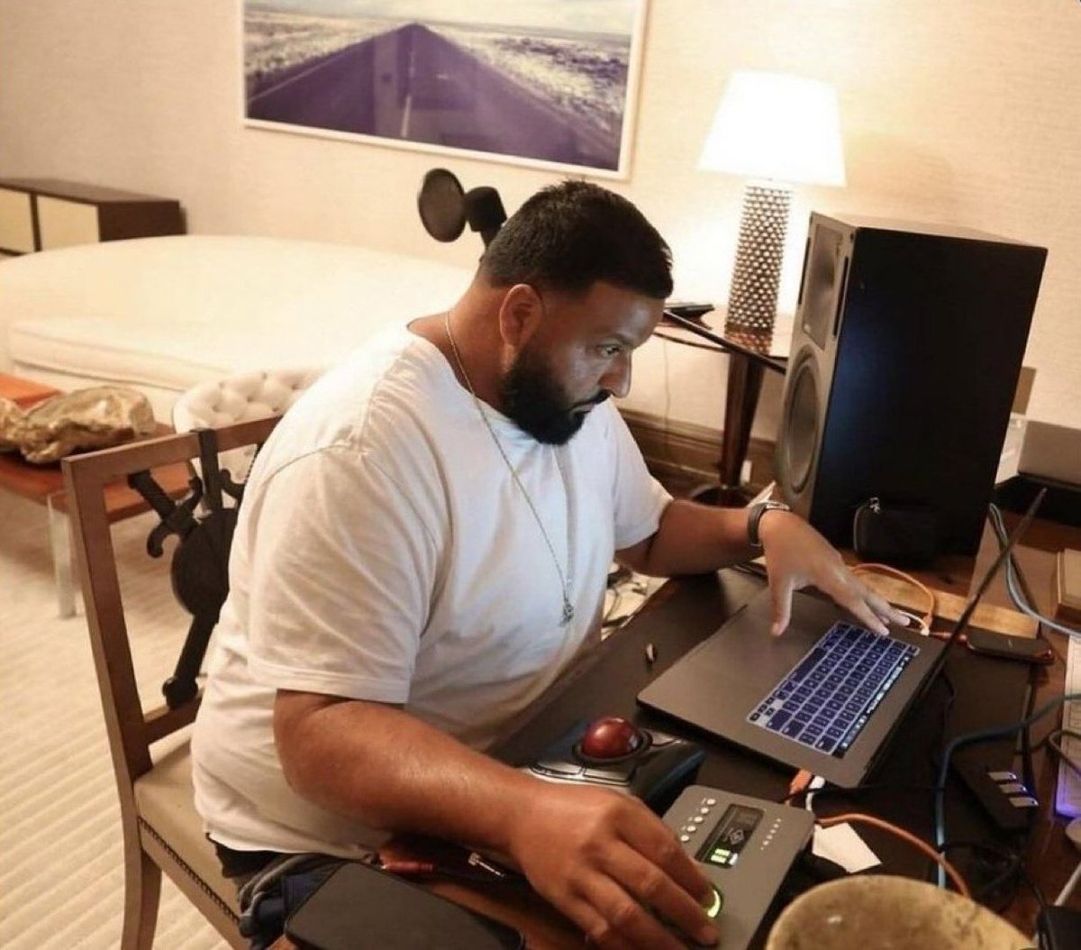 UpshotTowers's tweet photo. Working from home vs thinking of a funny FPL team name https://t.co/NuRgYlUir1