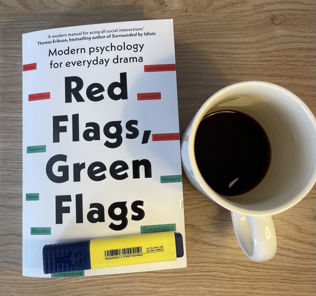 في علم نفس المنظمات (Organizational Psychology) يُستخدم تعبير "rub elbows" مجازياً وليس بالمعنى الحرفي ويعني “الاحتكاك أو التفاعل المباشر مع أشخاص ذوي نفوذ أو خبرة أو مكانة مهنية عالية داخل بيئة العمل.

التفسير التنظيمي والنفسي للمفهوم:

عندما نقول إن شخصًا ما rubs elbows مع