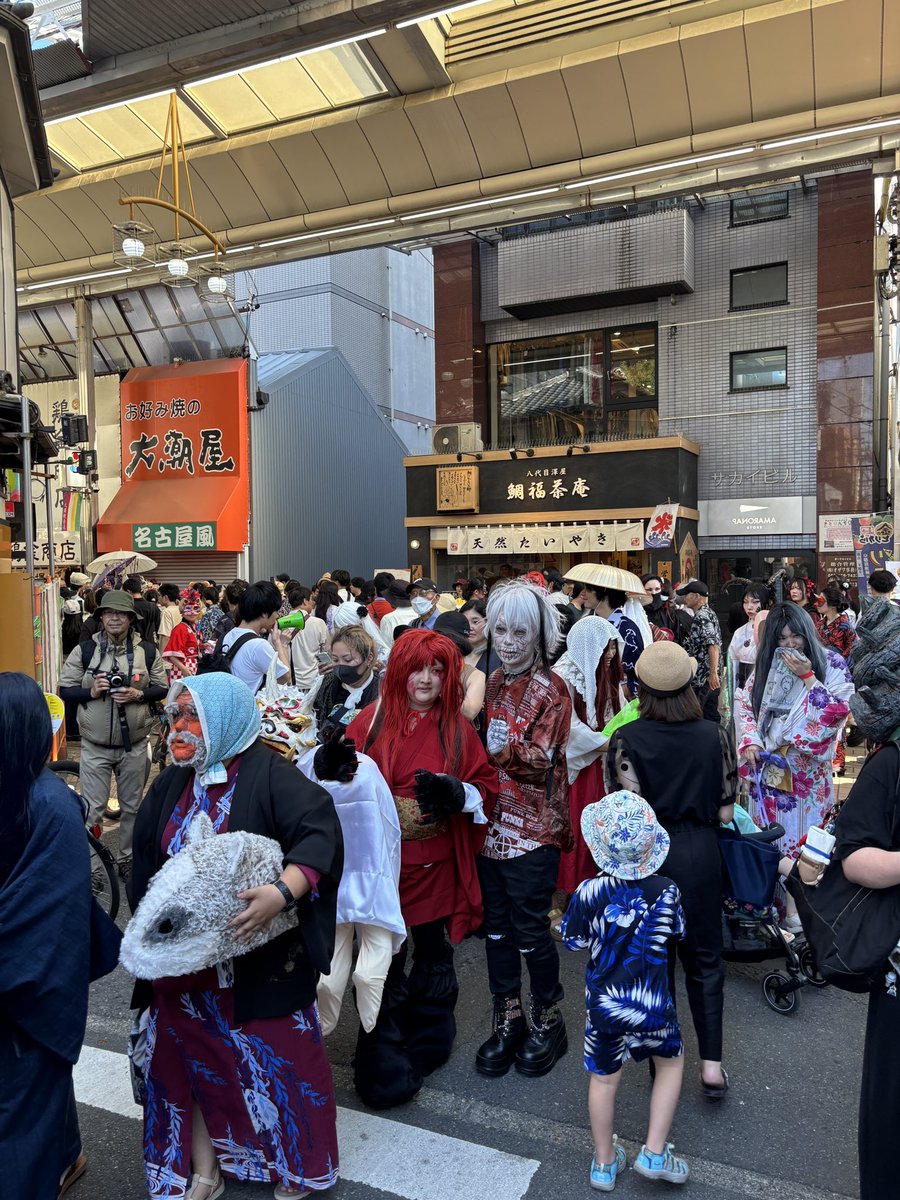 yagyuchubei's tweet photo. #動き出す妖怪展
関連の企画ですかね

大須の商店街で妖怪たちとパレード

大須百鬼夜行に参加してきました

メガネ忘れて

浴衣きたただの汗まみれのおじさんになってました

缶に入ったアルコールの差し入れ
ありがとうございました！

速攻飲み干しました

いやぁあつかったけど

タノシカッタ https://t.co/ciRj3jqlbQ
