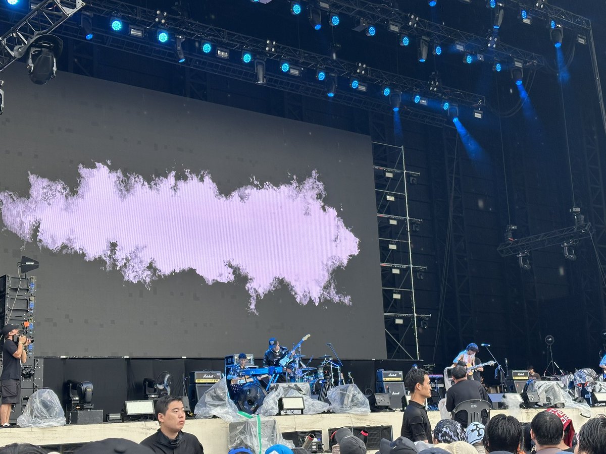 나는 공연 눈 감고 소리만 들을 때가 있거든 궁금한 거 조금 참고 눈을 꼬옥 감고 있으면 뜨기 싫을 정도가 되는데 그러다가 눈을 딱!! 뜨면 엄청 감동적이야… 오늘 들싶마 후렴에서 눈을 감고 있다가 마지막 한소절에 뜨니까 너무너무 이 공간에서 음악으로 통한다는 게 느껴져서 마음좋아짐..