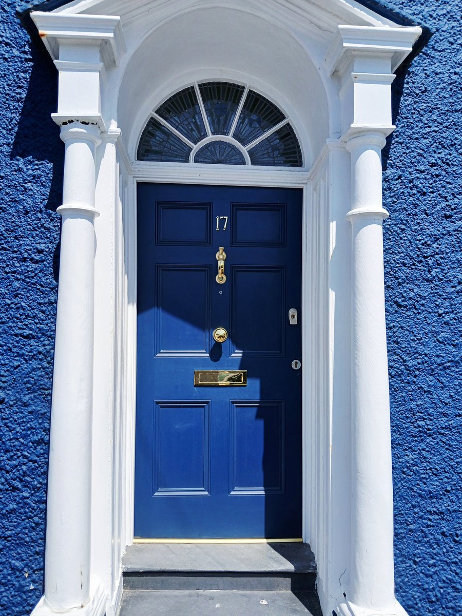One of the last colourful portals from #Aberaeron #Wales 🏴󠁧󠁢󠁷󠁬󠁳󠁿
There as been some beauties 😍 
Worthy of the 
#alphabetchallenge 
#WeekEforEasyE entry/exit 
#nocontextdoors #dailydoor #doors