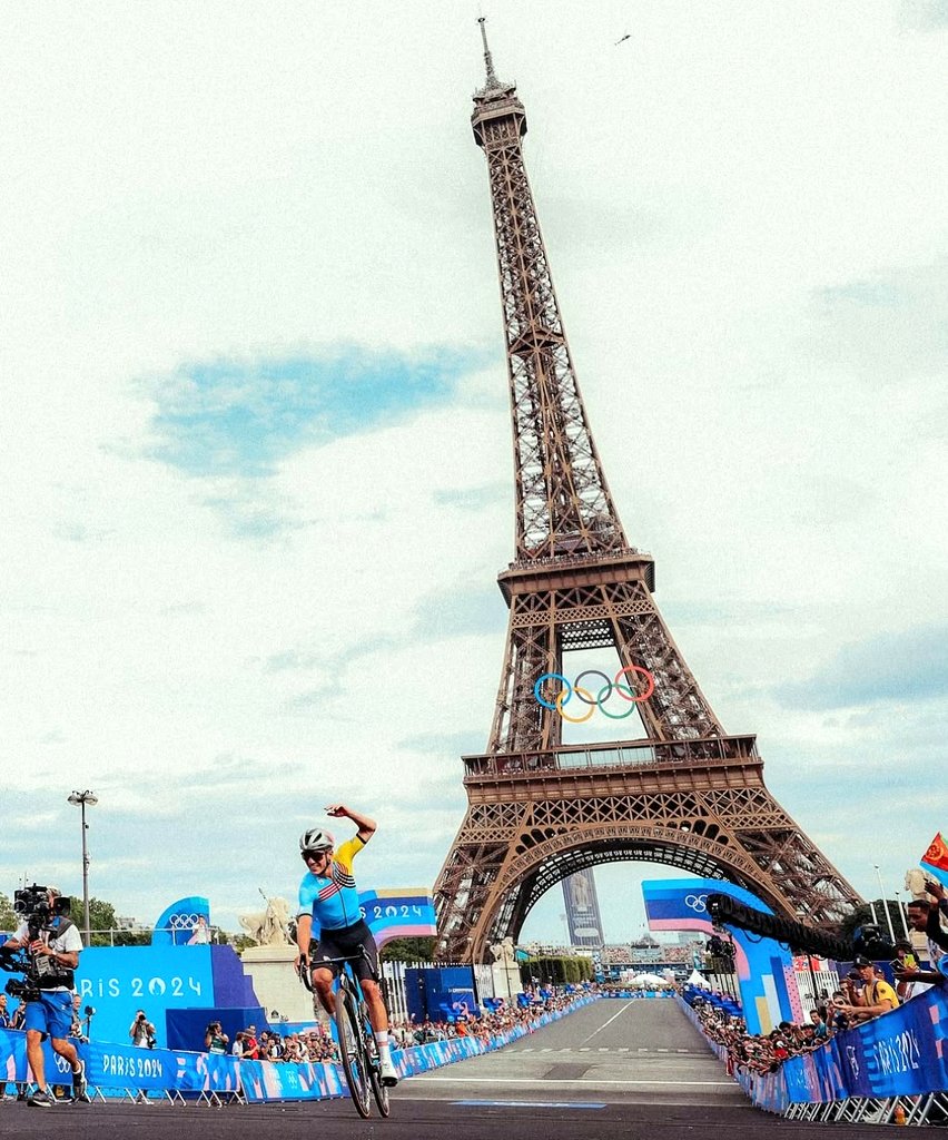 Il y a 1 an jour pour jour, Remco Evenepoel 🇧🇪 devenait DOUBLE CHAMPION OLYMPIQUE !!! 🏆✨️

𝐋𝐄𝐆𝐄𝐍𝐃𝐀𝐈𝐑𝐄 😍