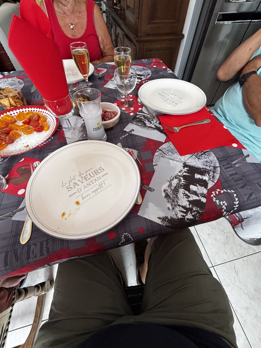 Les 83 ans de mon papa 😄 j’ai beaucoup de chance 🥂