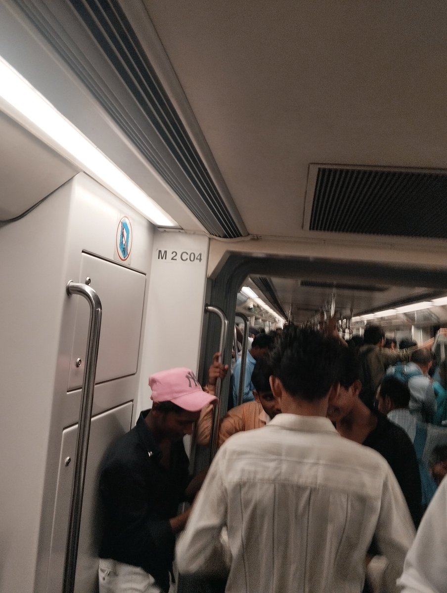 JAYESHTANEJA's tweet photo. @OfficialDMRC Aur conditioning is running at very low temperature, it's freezing. https://t.co/L4foto9B3Z