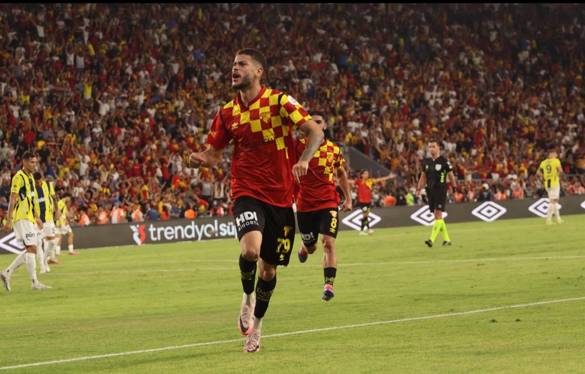 🗣Philipp hinze: Sesko Leipzig'den ayrılınca, Birkaç forvet oyuncusu kısa listede. Rômulo ile sözlü bir anlaşmaya varıldı bile (özel haber). Forvet oyuncusu, işlerin yoluna girmesini bekliyor. Fabio Silva da Leipzig'de ilgi çekici bir konu olmaya devam ediyor. Hücum hattına