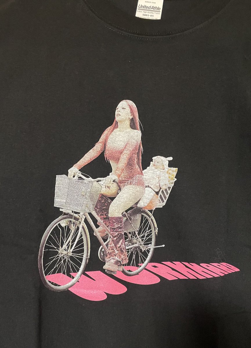 ちゃんみながド派手衣装でママチャリ漕いでるTシャツオモロすぎるので