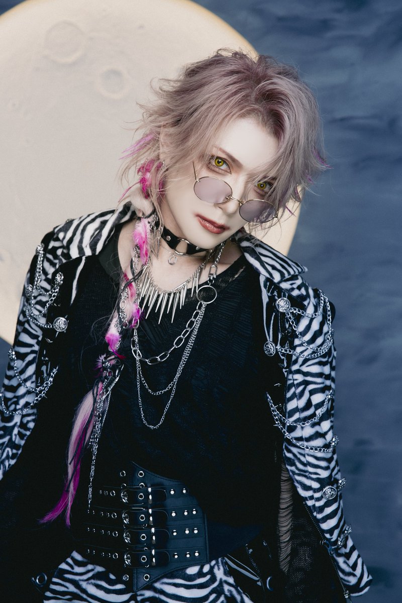◆❖◇◇❖◆◆❖◇◇❖◆◆❖◇◇❖
∮    新アーティスト写真公開！！ ∮
◆❖◇◇❖◆◆❖◇◇❖◆◆❖◇◇❖

Ba.玲夏
Dr.直人