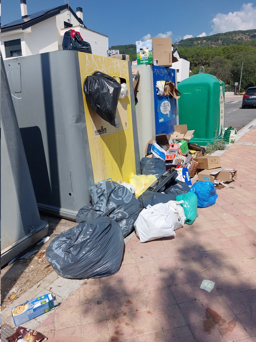 He estado limpiando basura tirada por el monte (izq.). Bajo al pueblo a tirarla y me encuentro esto (dcha.). Está así todo el pueblo desde hace meses. Recoger la basura sin más, NO es gestión de residuos. Pero ya es que ni siquiera se recoge.
#Moralzarzal