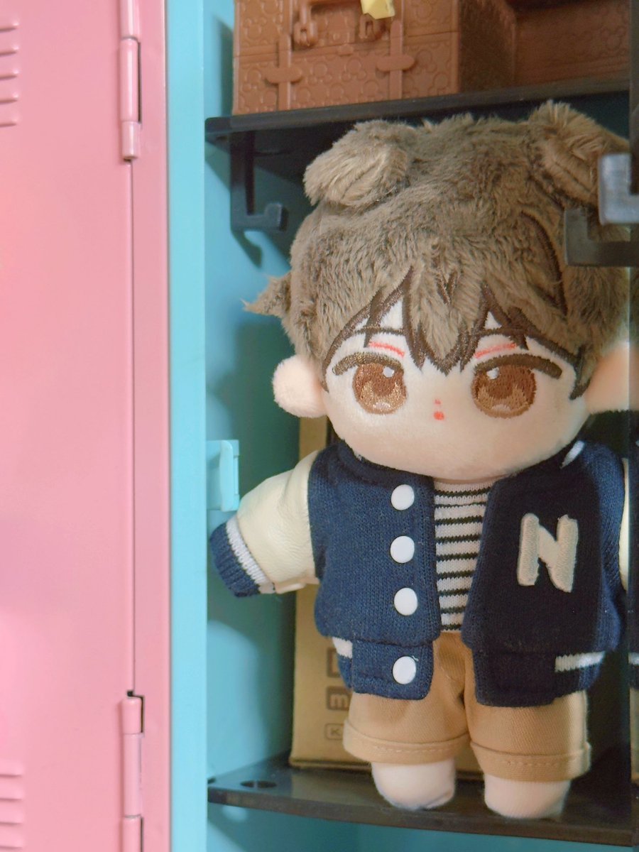 #꺼믕거_까미뭉
얌나님의 까미뭉이 왔다!
강강쥐 까미뭉이 동글동글 넘 귀여워 🥰
캐주얼한 옷도 잘 어울려 ㅎ
캐비닛 앞에서 찰칵 📸
캐비닛 안에서(?) 찰칵 📸