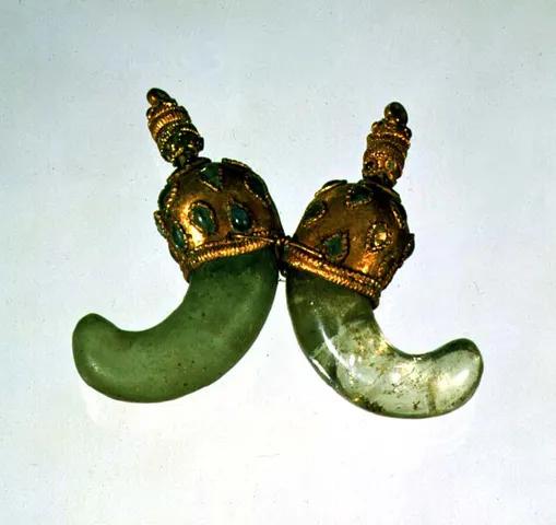 신라시대 금모곡옥.
가면 갈수록 화려해지는 금모의
장식.