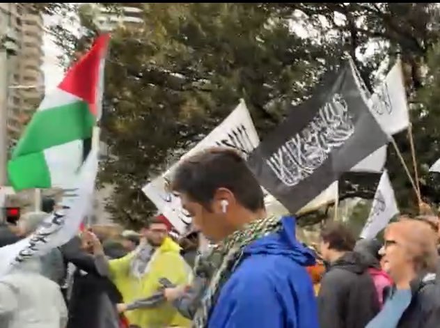 DrewPavlou's tweet photo. Banned UK terrorist group Hizb Ut Tahrir brought Al Qaeda and Taliban flags to the Sydney Harbour Bridge rally today https://t.co/z3hb33eH0D