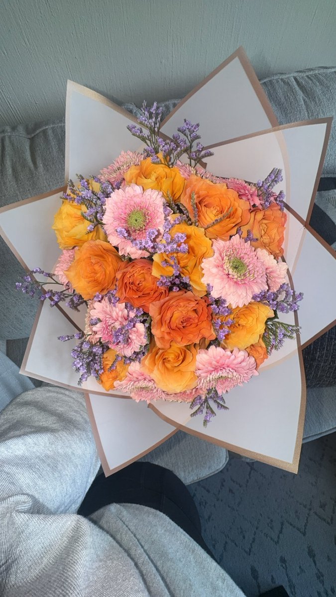 no somos novios aún y me dio flores ayer por el gf day y eso lo resume a él como pareja 🥹❤️