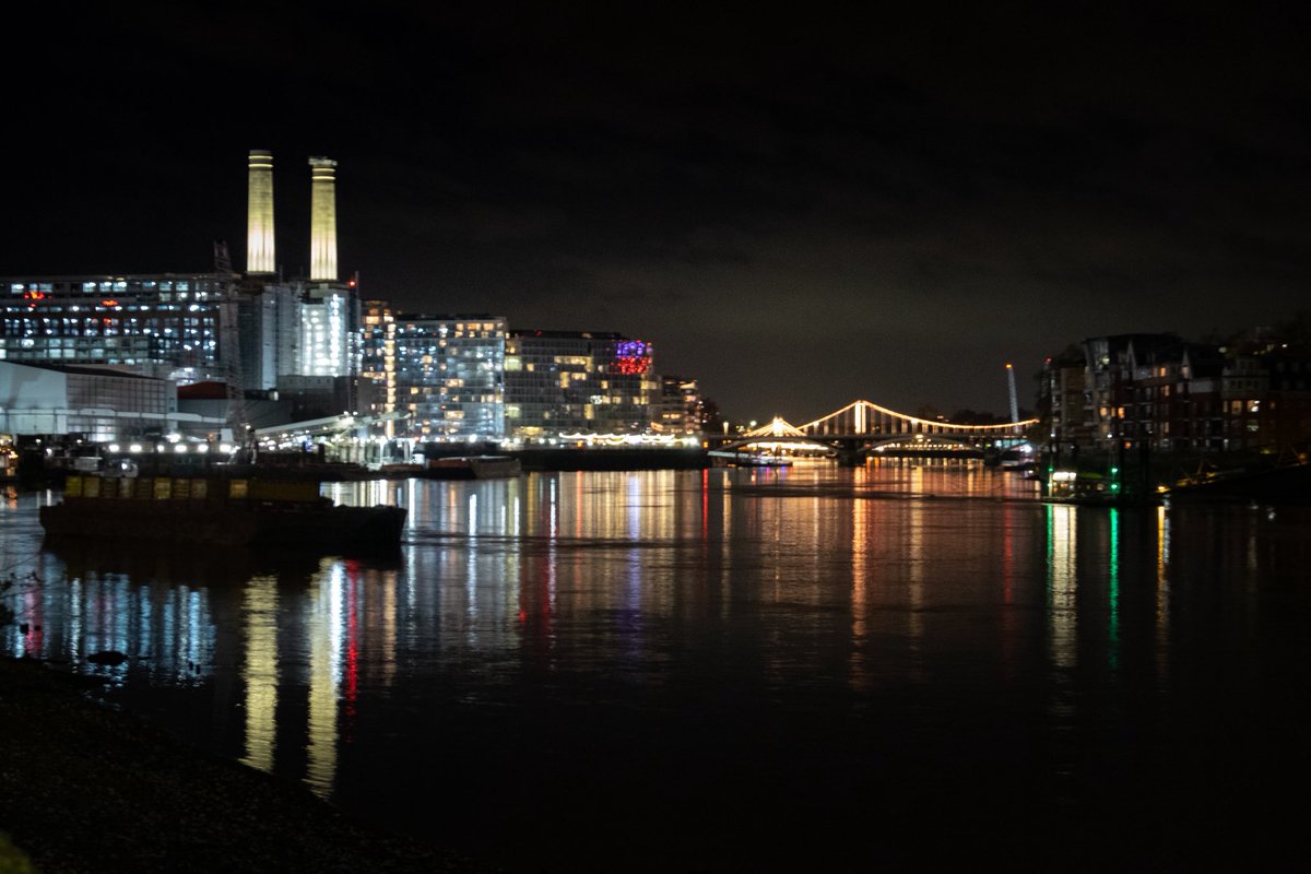 London_W4's tweet photo. Take me to the river. A stroll along the banks of The Thames in London, is always a pleasant way to spend one’s time, especially with a view of Battersea Power Station to keep one company. https://t.co/La4Tyc43ty