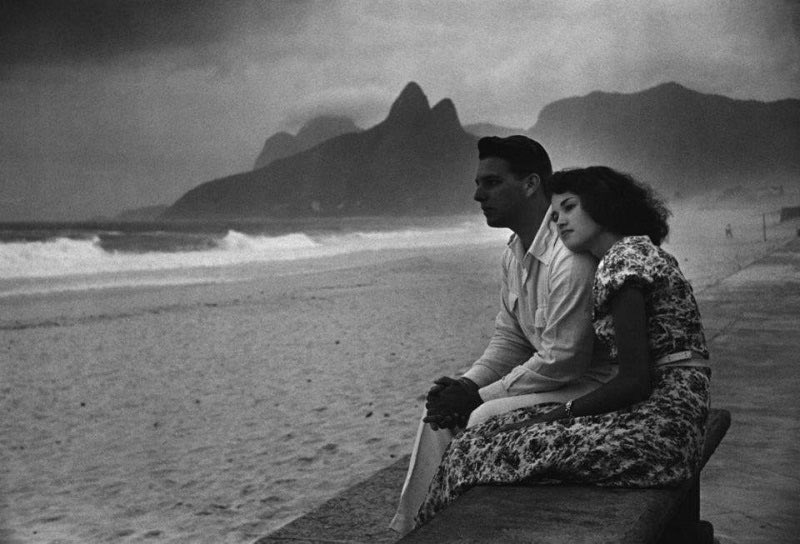 Fotografare è mettere sulla stessa linea di mira la testa, l’occhio e il cuore.
È un modo di vivere.
(Henri Cartier~Bresson)

#3agosto 2004🥀

Ph. Henri Cartier~ Bresson©️