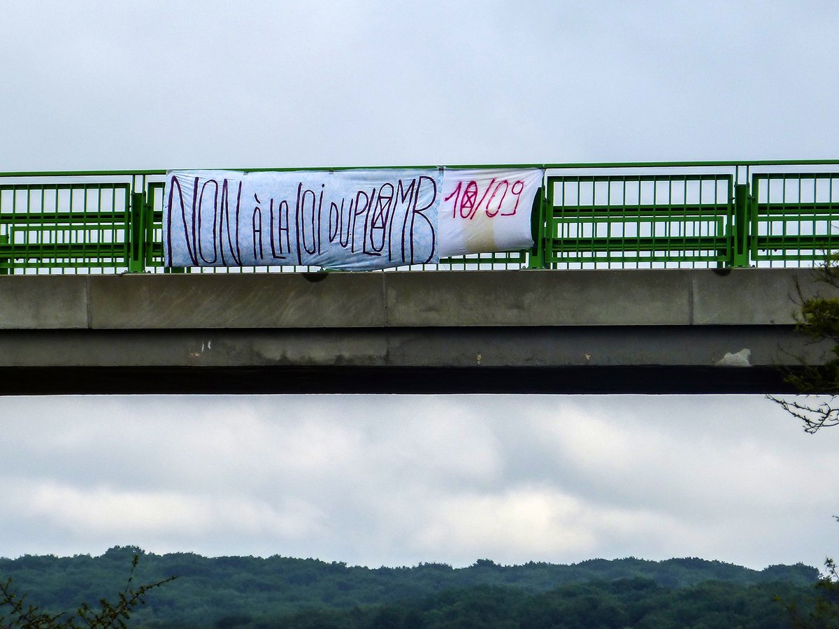 🚨 20 banderoles sur 10 ponts de l’A6 🚨
@XR_Auxerre dénonce la loi Duplomb et l’empoisonnement aux pesticides 🧪☠️
📢 « Pesticides = cancer »
📢 « Duplomb = loi des lobbies »
📢 « Le futur est bio »

🌱 Résistance non violente ✊
#StopPesticides