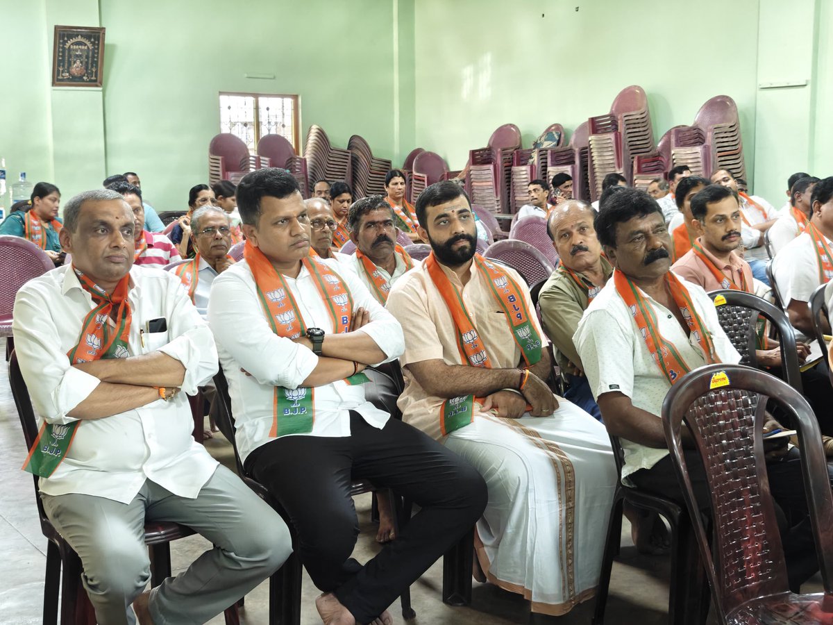 CaptBrijesh's tweet photo. ಪುತ್ತೂರಿನ ಕಲ್ಲಾರೆಯ ರಾಘವೇಂದ್ರ ಮಠದ ಸಭಾಂಗಣದಲ್ಲಿ ನಡೆದ ಭಾರತೀಯ ಜನತಾ ಪಾರ್ಟಿ ಪುತ್ತೂರು ನಗರ ಮಂಡಲದ ಶಕ್ತಿಕೇಂದ್ರಗಳ ಅಭ್ಯಾಸ ವರ್ಗದಲ್ಲಿ ಭಾಗವಹಿಸಿದ ಸಂದರ್ಭ..

#BJP #ConstituencyConnect 

@BjpMangaluru https://t.co/bbkH7rWOoE