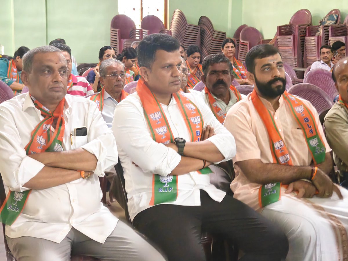 CaptBrijesh's tweet photo. ಪುತ್ತೂರಿನ ಕಲ್ಲಾರೆಯ ರಾಘವೇಂದ್ರ ಮಠದ ಸಭಾಂಗಣದಲ್ಲಿ ನಡೆದ ಭಾರತೀಯ ಜನತಾ ಪಾರ್ಟಿ ಪುತ್ತೂರು ನಗರ ಮಂಡಲದ ಶಕ್ತಿಕೇಂದ್ರಗಳ ಅಭ್ಯಾಸ ವರ್ಗದಲ್ಲಿ ಭಾಗವಹಿಸಿದ ಸಂದರ್ಭ..

#BJP #ConstituencyConnect 

@BjpMangaluru https://t.co/bbkH7rWOoE