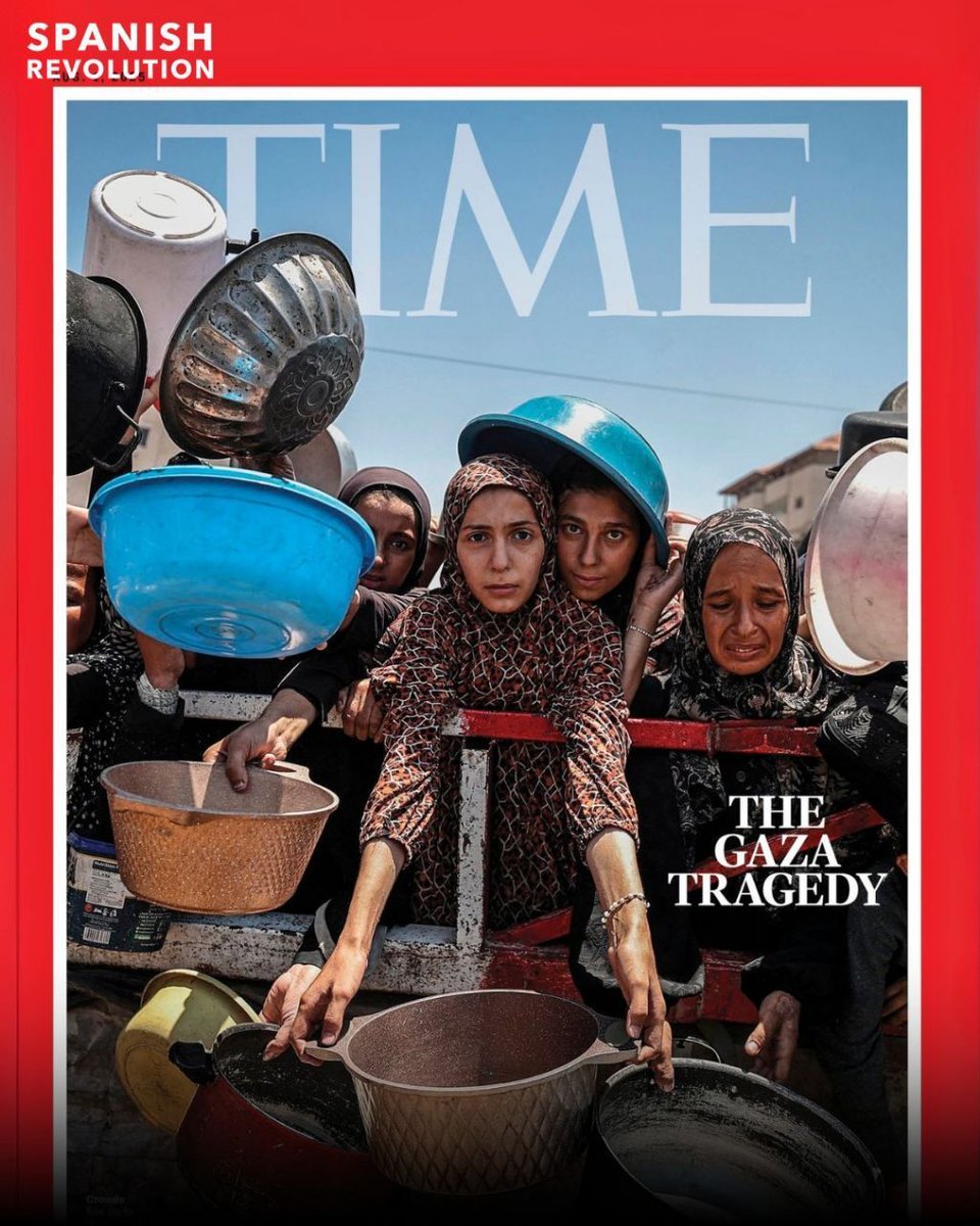 Spanish_Revo's tweet photo. Time y el espectáculo sin verdad

La portada de TIME del 1 de agosto es una plegaria rota convertida en mercancía. Mujeres y niñas sostienen ollas vacías como si cargaran el peso del mundo, sus ojos son pozos sin agua, ventanas abiertas a un dolor que se repite como un eco interminable. Pero la revista lo llama “tragedia”, como si el hambre fuera fruto del azar y no de la maquinaria fría y calculada que decide quién puede vivir y quién debe esperar la muerte en una fila interminable por un trozo de pan.

“The Gaza Tragedy”, escribe TIME, y borra con esa frase toda la arquitectura del horror: los bloqueos que ahogan, las bombas que arrasan los silos, los camiones detenidos mientras el sol abrasa la piel de la infancia. No es tragedia, es un crimen con nombres, apellidos y patrocinadores. Pero la portada lo transforma en paisaje, en drama universal para la compasión fácil, de consumo rápido. 

Hay algo profundamente obsceno en esta imagen. El hambre se vuelve estética, la desesperación se convierte en portada, y el genocidio se presenta como una situación más. La fotografía invita a mirar, pero no a actuar; a dolerse, pero no a señalar. Y así el mundo colecciona portadas de Gaza mientras Gaza es asesinada. 

El papel brilla, las imprentas facturan, los poderosos duermen tranquilos. 
Solo las ollas siguen vacías, esperando un pan que nunca llega.