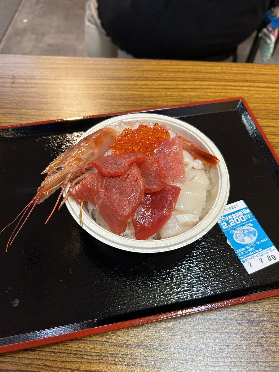 ge8rs1007's tweet photo. 青森でのっけ丼食べたよ🍣 https://t.co/HbffLrZ8MI