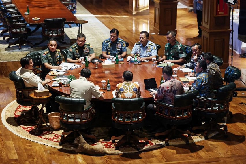 Menggelar Rapat Terbatas bersama para pimpinan tinggi Tentara Nasional Indonesia serta jajaran Kabinet Merah Putih guna membahas dinamika terkini situasi geopolitik dan geoekonomi global. 

Dalam diskusi tersebut, saya menekankan pentingnya memperkuat sistem pertahanan nasional