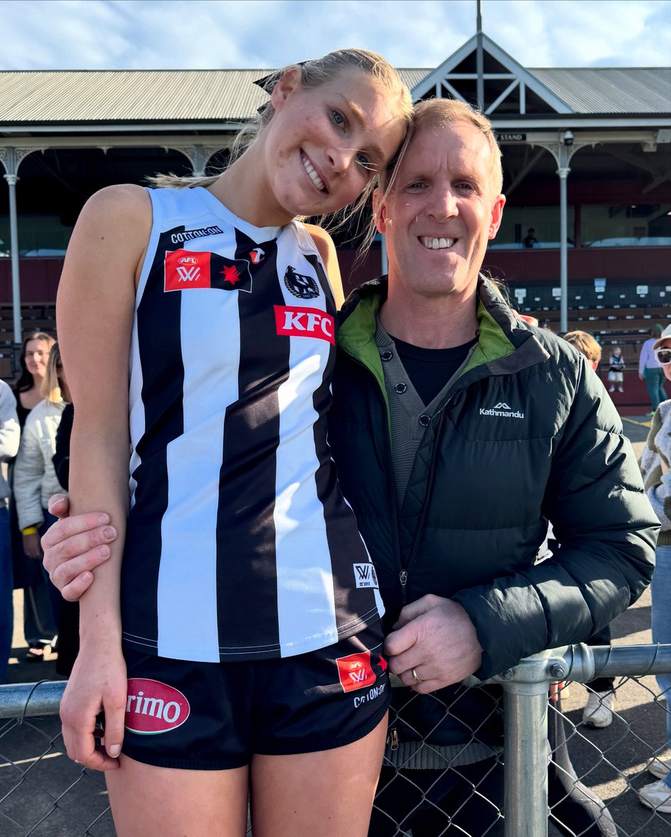 CollingwoodAFLW's tweet photo. Another Patterson in the black and white 🥹

Violet Patterson got the win in her home state in front of her family and friends, with dad and 96-gamer Stephen right there to support 🥰 @CollingwoodFC https://t.co/mIFKQK7M0F