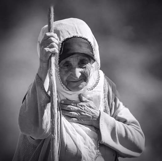 Eskilerin "yâr" dediğine
şimdikiler "manita" diyor.
Eskilerin "naz" dediğine
şimdikiler "trip" diyor.
Eskilerin "sevda" dediğine
şimdikiler "ilişki" diyor.
Eskiler bakmaya kıyamazken
şimdikiler canına kıyıyor....