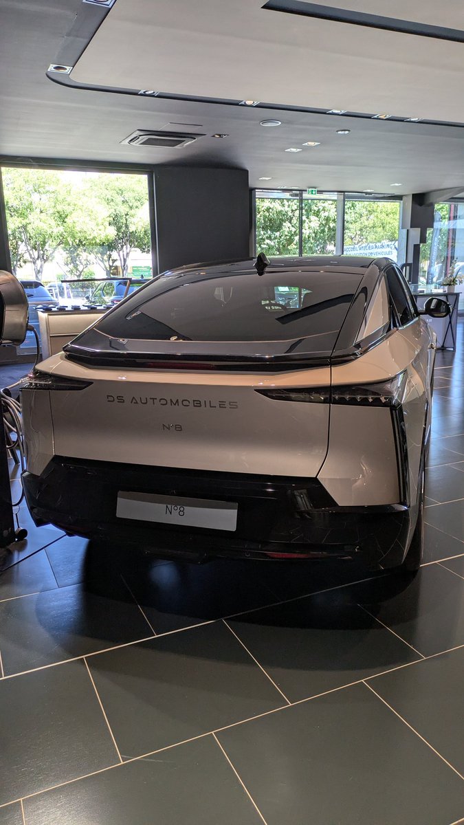 LeClubPeugeot13's tweet photo. Du lourd sur le fond et sur la forme :
Nouvelle DS Numéro 8
#dsautomobiles #numero8 #ds8 #dsnumero8 #stellantis #psa #peugeot #citroen #lancia https://t.co/Ie3hXtFYq6