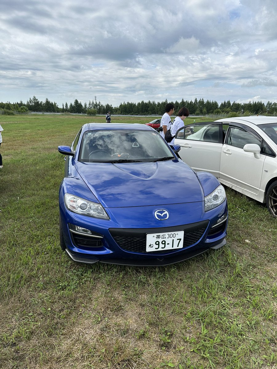 rontanruntan's tweet photo. MAZDAオール北海道ファンフェスタ2025 来てます。 トラブルあったけど767Bのエンジン始動と走行も見られた！
開場前から入口は大渋滞でした。 https://t.co/ET3NNYzBzM