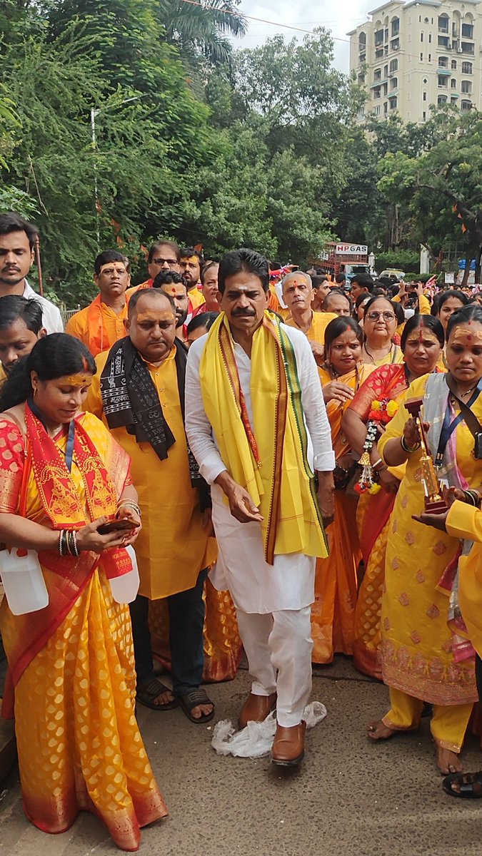 indiancreator07's tweet photo. 🚩 बोल बम कांवड़ सेवा समिति 🚩
🙏 भव्य कांवड़ यात्रा में आज सायन कोलीवाड़ा विधानसभा के आम. श्री कैप्टन तमिल सेलवन जी ने श्रद्धा पूर्वक भाग लिया।
हर-हर महादेव के जयकारों से गूंज उठा पूरा वातावरण, शिव भक्तों के संग आम. कैप्टन जी ने कांवड़ यात्रा में शामिल होकर भक्तों का उत्साह बढ़ा https://t.co/FgUOIXtnNZ