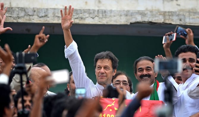 اگر تمہیں پاکستان عزیز ہے،
اگر تمہیں حق و سچ سے پیار ہے،
تو اُٹھو، نکلو،

#خان_کا_حکم_تحریک_چلاؤ
