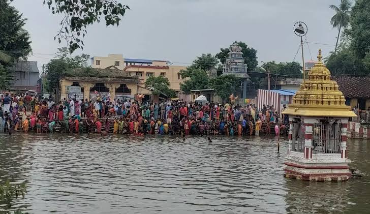 அனைவருக்கும் இனிய ஆடிப்பெருக்கு திருநாள் நல்வாழ்த்துக்கள்!

நீரின்றி அமையாது உலகு என்பதே நிதர்சனம்..!!

மண்ணிலுள்ள ஜீவராசிகள் அனைத்தும் உயிர் வாழ ஆதாரமாக விளங்கும் நதிகள் மற்றும் நீர்நிலைகளை வழிபட்டு அதனை பாதுகாக்க உறுதிமொழி ஏற்று  இந்நன்நாளில் இறைவனை பிரார்த்திப்போம்..!!
