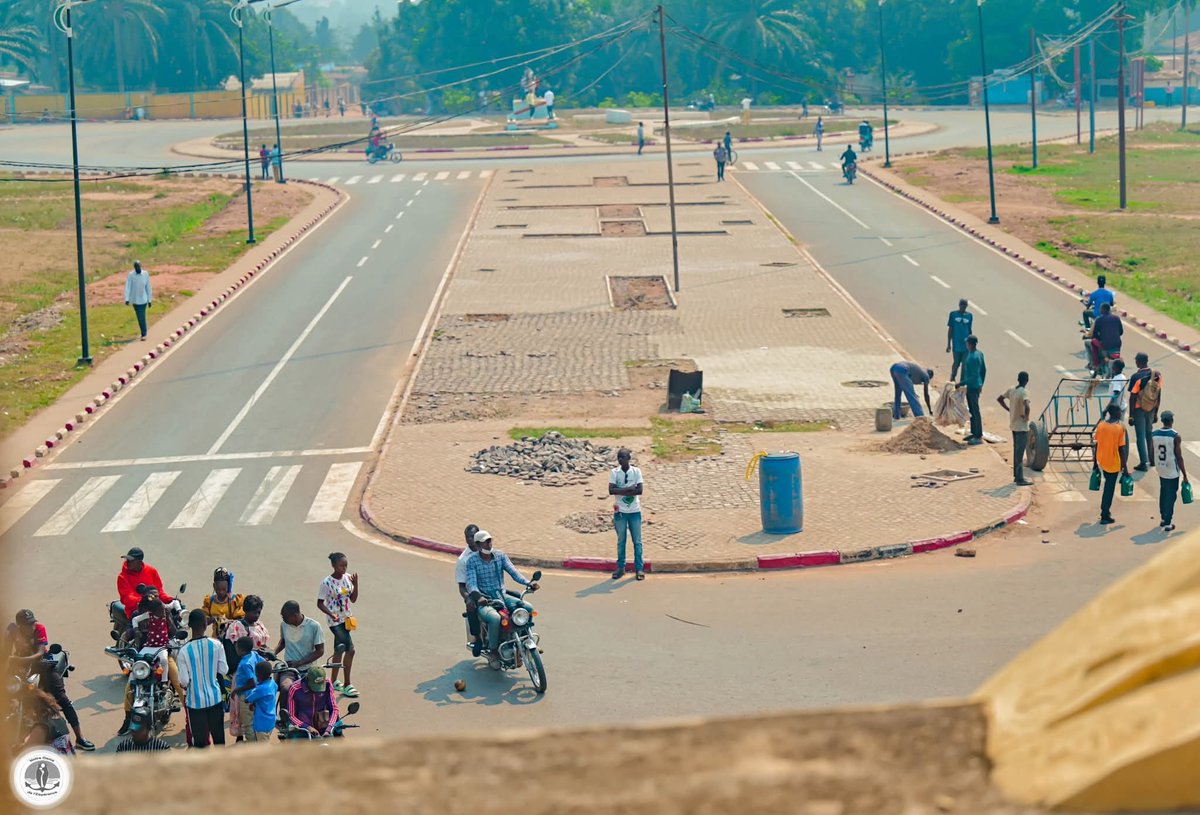 Belle image de ce que peuvent aussi être les relations entre l' Église et l'Etat 
---
L'Etat asphalte les routes 
L'Eglise vient les embellir 
Et essaie de les entretenir 
__
Félicitations et merci aux chrétiens de Bonzola  pour ces pierres plates, fruits de leurs sacrifices
