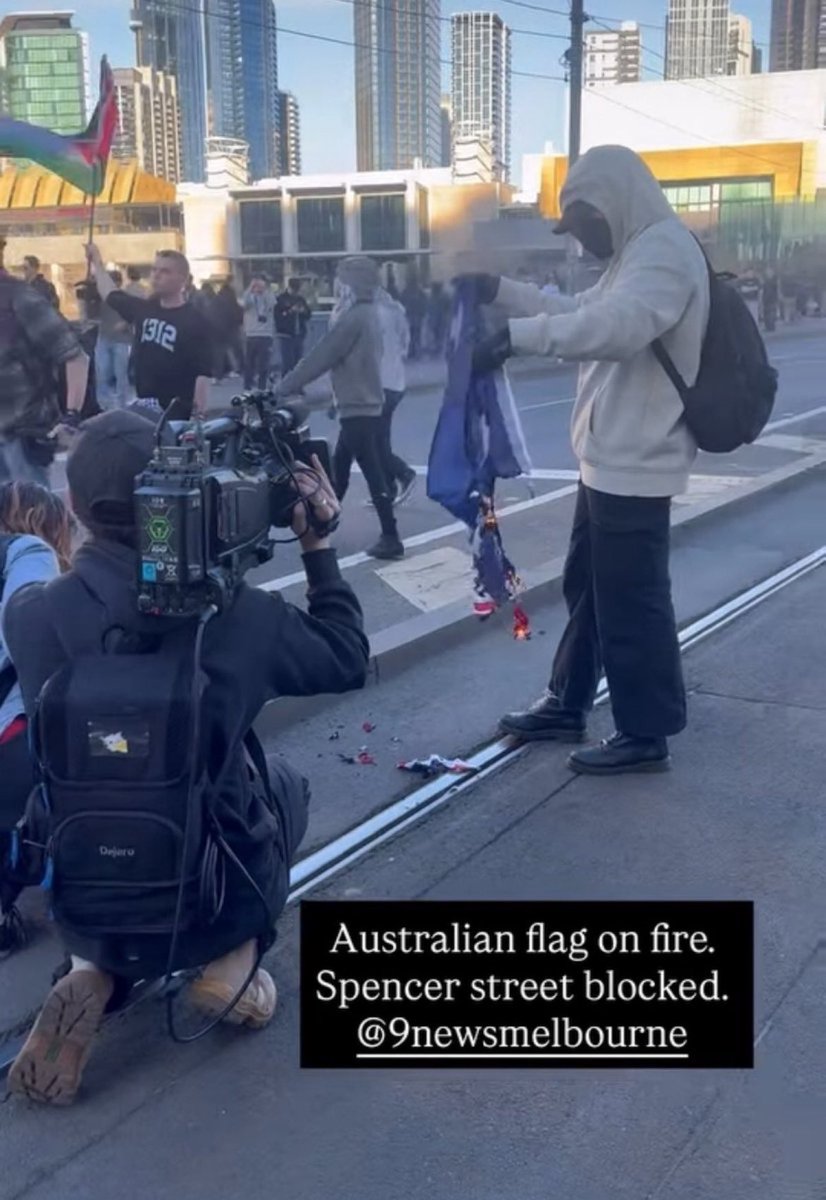 Anyone who does this to the Australian flag does NOT belong in our beautiful country! 🇦🇺