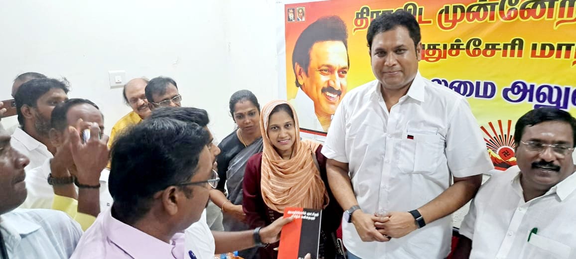 Nargheese_Dmk's tweet photo. புதுச்சேரிக்கு நேற்று மாலை வருகை புரிந்த மாண்புமிகு தமிழ்நாடு தொழில் துறை அமைச்சர் அன்பிற்கினிய அண்ணன்@TRBRajaaஅவர்களை திமுக மாநில அமைப்பாளர் தலைமையில் கழக நிர்வாகிகளுடன் சந்தித்த மகிழ்ச்சியான தருணம்

தமிழ்நாட்டைப் போல் புதுச்சேரியிலும் திராவிட மாடல் ஆட்சி அமைவது உறுதி
#MKStalin https://t.co/FvXSjYDoOi