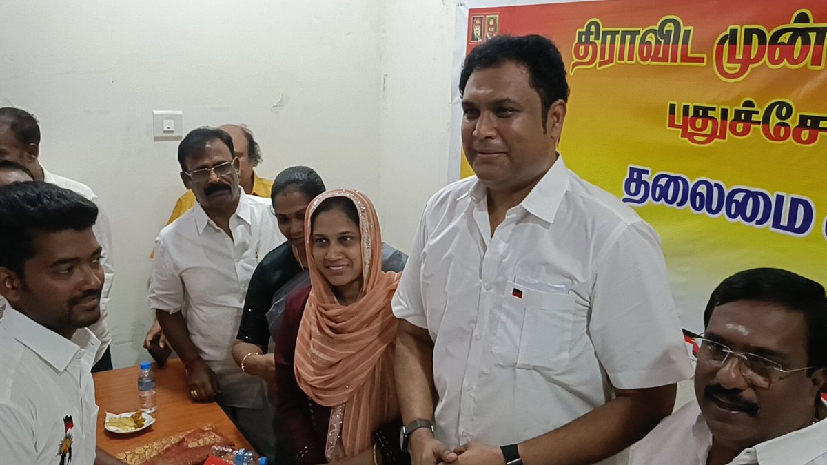 Nargheese_Dmk's tweet photo. புதுச்சேரிக்கு நேற்று மாலை வருகை புரிந்த மாண்புமிகு தமிழ்நாடு தொழில் துறை அமைச்சர் அன்பிற்கினிய அண்ணன்@TRBRajaaஅவர்களை திமுக மாநில அமைப்பாளர் தலைமையில் கழக நிர்வாகிகளுடன் சந்தித்த மகிழ்ச்சியான தருணம்

தமிழ்நாட்டைப் போல் புதுச்சேரியிலும் திராவிட மாடல் ஆட்சி அமைவது உறுதி
#MKStalin https://t.co/FvXSjYDoOi