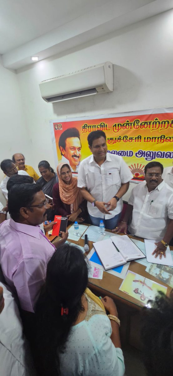 Nargheese_Dmk's tweet photo. புதுச்சேரிக்கு நேற்று மாலை வருகை புரிந்த மாண்புமிகு தமிழ்நாடு தொழில் துறை அமைச்சர் அன்பிற்கினிய அண்ணன்@TRBRajaaஅவர்களை திமுக மாநில அமைப்பாளர் தலைமையில் கழக நிர்வாகிகளுடன் சந்தித்த மகிழ்ச்சியான தருணம்

தமிழ்நாட்டைப் போல் புதுச்சேரியிலும் திராவிட மாடல் ஆட்சி அமைவது உறுதி
#MKStalin https://t.co/FvXSjYDoOi