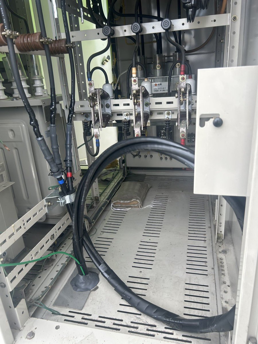 本日の1件目現場は出迎え方式から区分開閉器を設けての受電方式に変更工事でした。