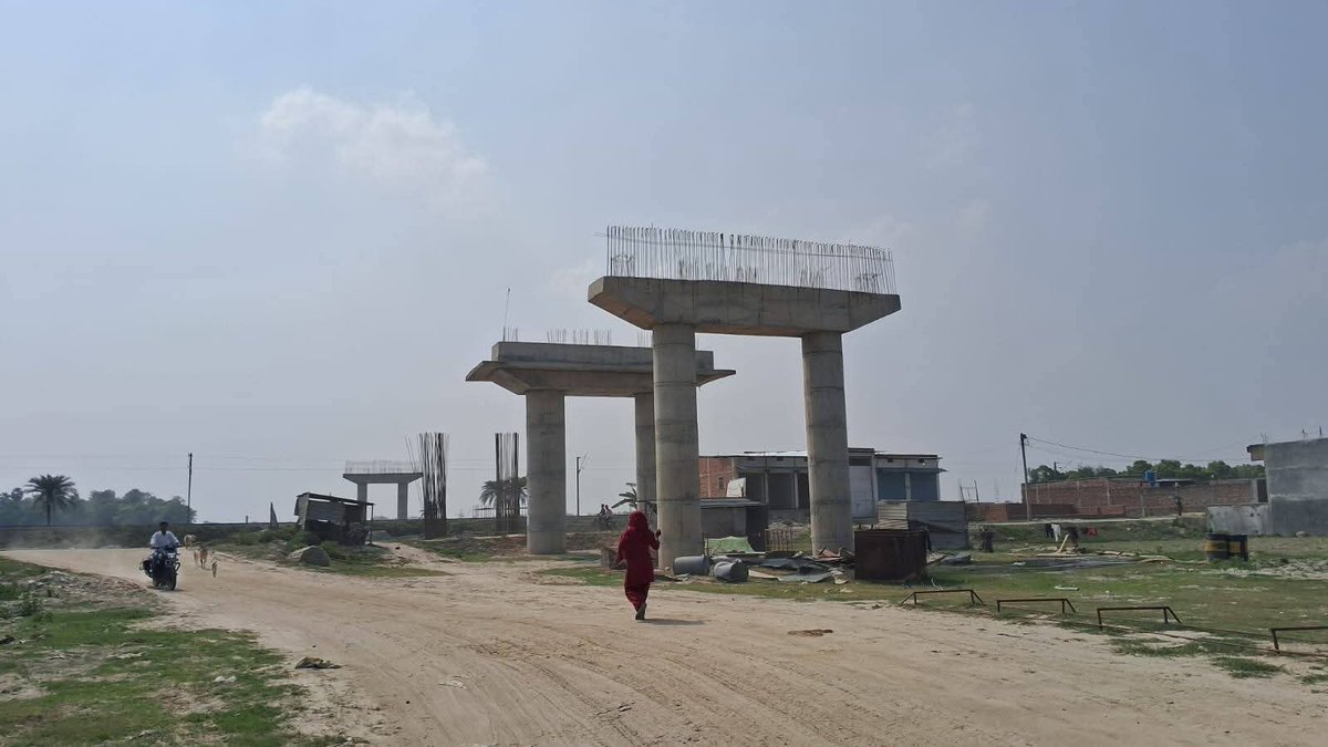 SyedTahaAshraf's tweet photo. @nitin_gadkari Dear sir I would like to Attract your attention on this matter,
This road (NH 107) overbridge has not been completed in 11 years,  the people of Saharsa facing Trafic issue every day, NH 107.
it's my humble request kindly give your attention on this. https://t.co/APD3GOi9Wy