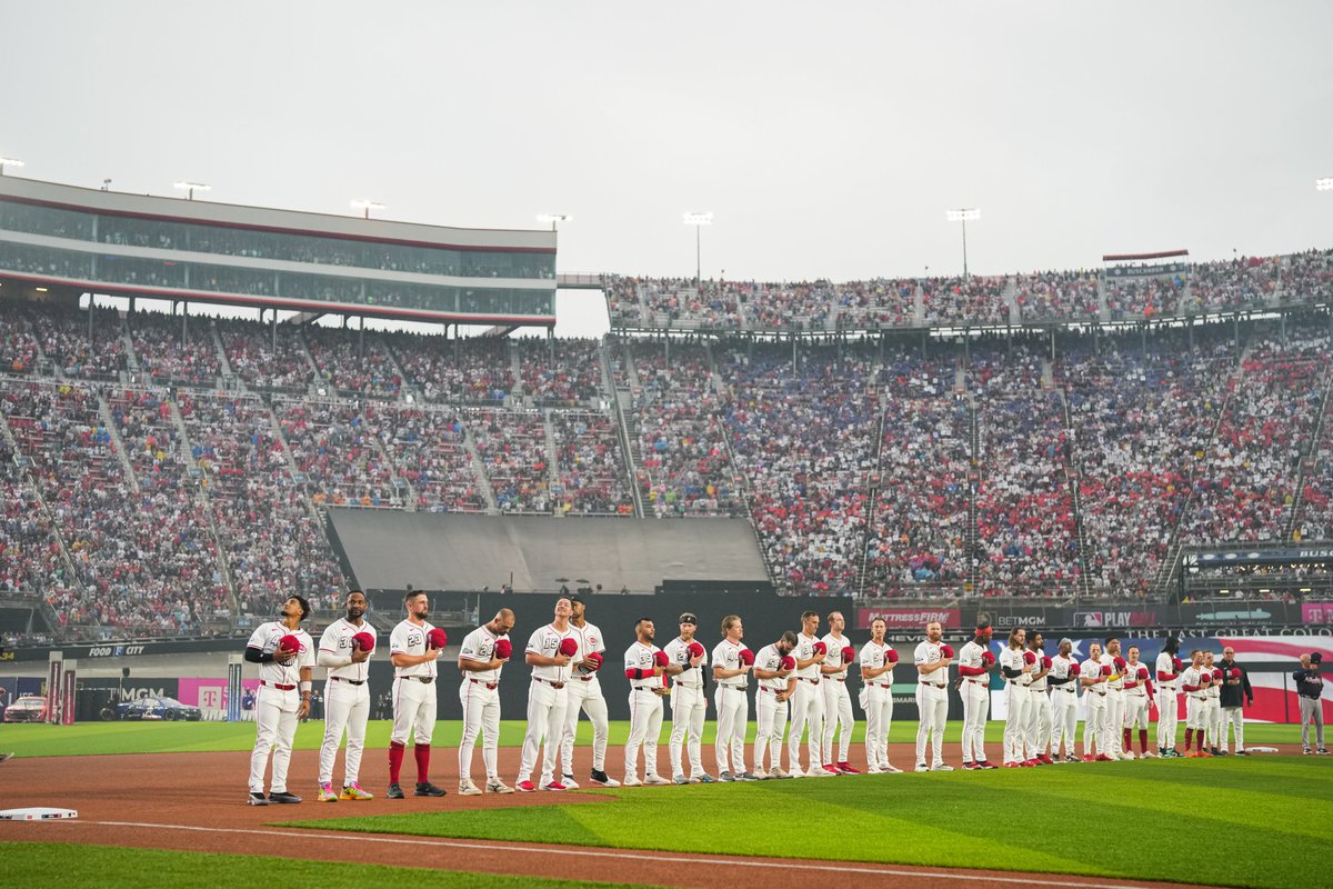 ZoneSportUS's tweet photo. ⚾🚨 𝗥𝗘𝗖𝗢𝗥𝗗 𝗔𝗟𝗟 𝗧𝗜𝗠𝗘 𝗗'𝗔𝗙𝗙𝗟𝗨𝗘𝗡𝗖𝗘 𝗘𝗡 𝗠𝗟𝗕 !

Le #SpeedwayClassic a accueilli 𝗽𝗹𝘂𝘀 𝗱𝗲 𝟴𝟱 𝟬𝟬𝟬 𝗽𝗲𝗿𝘀𝗼𝗻𝗻𝗲𝘀 au Bristol Motor Speedway dans le Tennessee cette nuit.

Problème: Le match a été suspendu à cause de la pluie dès la 1ère manche 😬 https://t.co/ssoeXyFWkd