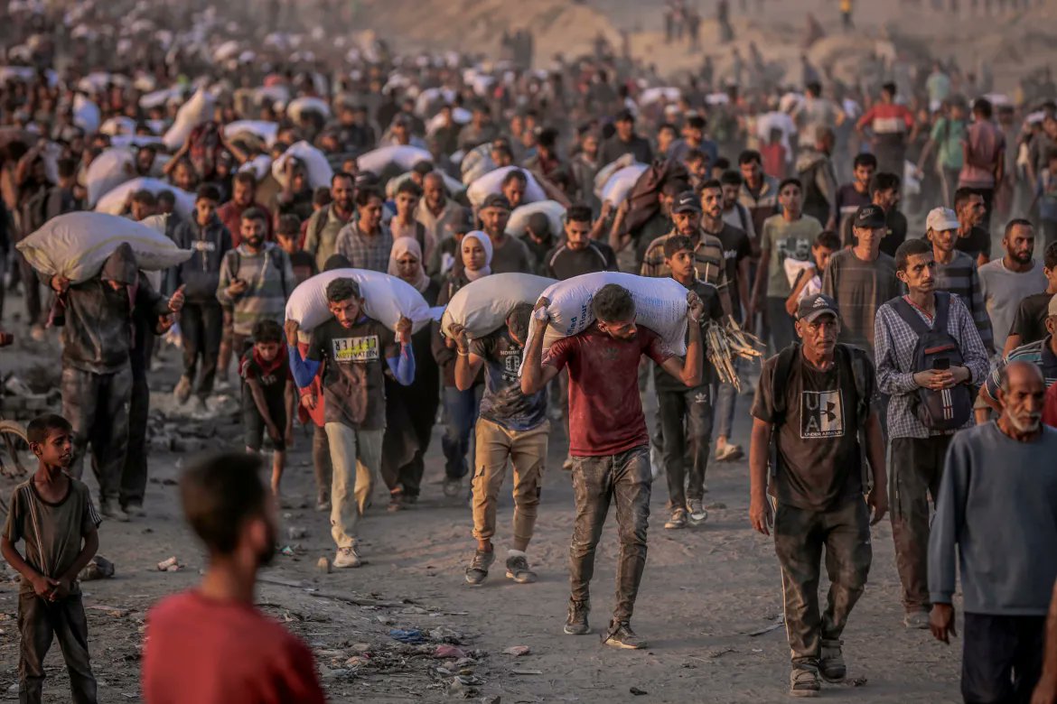 د غزې په اړه مه وايه؛ چې څه نشم کولای!

د رسول الله‌ صلی‌الله‌علیه‌وسلم د هر امتي هر غږ چې د غزې لپاره يې له خپل زړه پورته کوې، باید د یوې مشروع، منظمې او سیاسي هڅې پر مټ ترجمه شي؛ ځکه د غزې درد د مرستو په کموالي کې نه دی، بلکې د امت په کچه؛ د ريښتيني حاکم، د خلافت دولت په