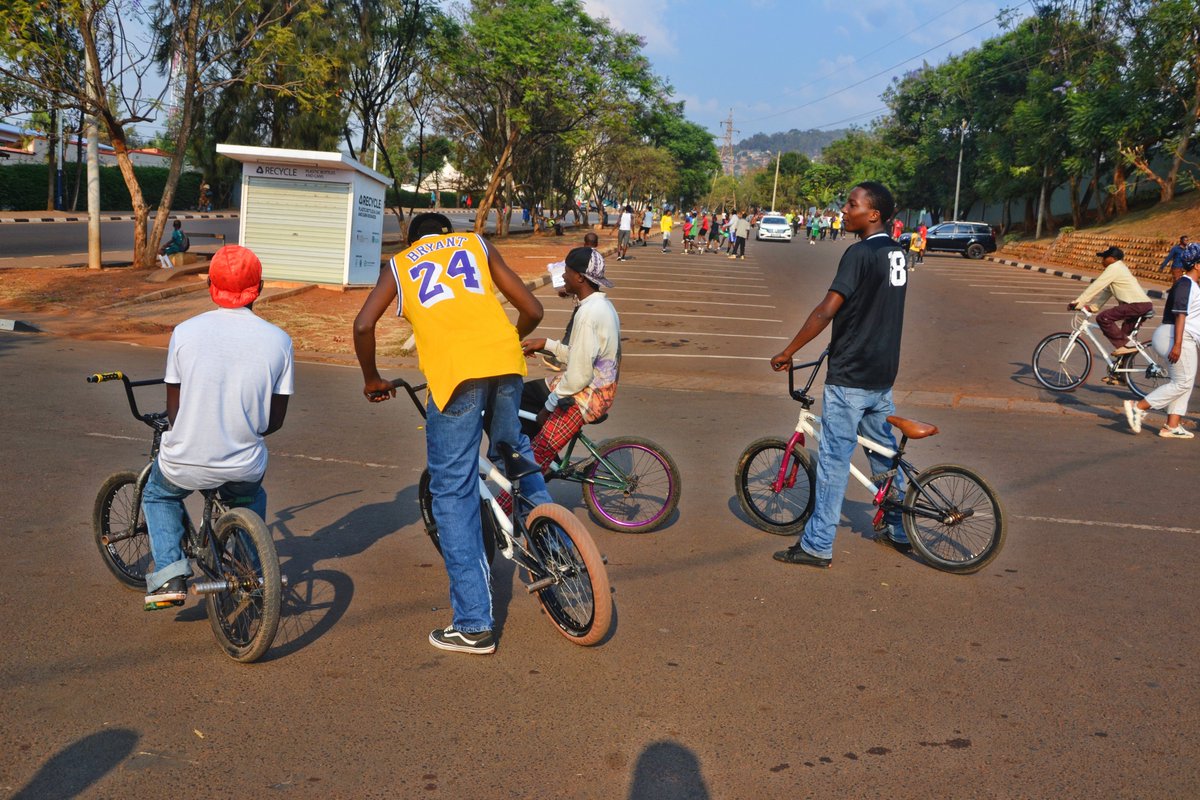 Siporo Rusange #CarFreeDay imaze kuba umuco mu karere kacu ka #Nyarugenge. Aha ni muri Parking ya Kigali Pele Stadium. Buri wese akora siporo bijyanye n'amahitamo ye. Nawe ngwino Dukore Siporo, tugire ubuzima bwiza!
#KigaliYacu
