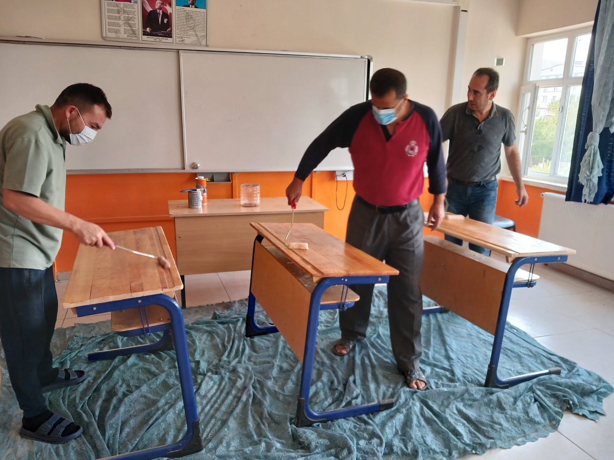 ValideMtal's tweet photo. Okulumuz eski sıra masaları öğretmen ve idarecilerimizin yaz tatilindeki özverili çalışması ile yenilendi. Emeği geçenlere sonsuz teşekkürler🙏🙏🙏
@yigitydemirer 
@tatvankay 
@Bitlis_Mem 
@tatvanmem13 https://t.co/2ahHdzwVGY