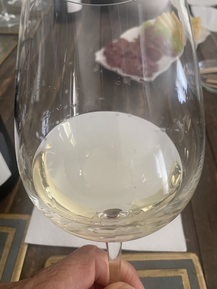Here’s what was #inmyglass 🥂
Produced by Bodegas Blanco Nieva, crafted from ungrafted vines rooted in the historic sandy soils of Segovia. This 2024 Verdejo “Pie Franco” captures the purest expression of the grape ,intense, mineral, and unmistakably Rueda
A legacy #inyourglass