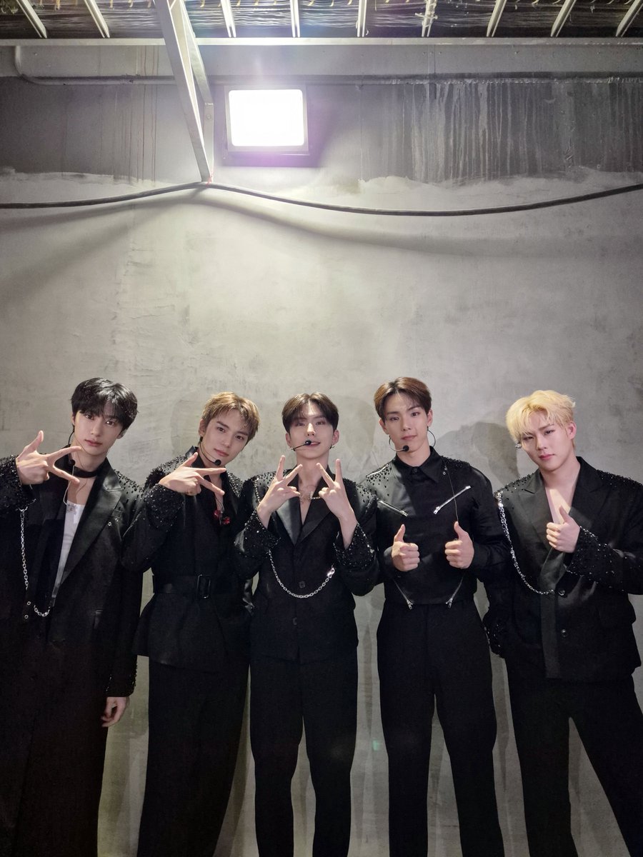 OfficialMONSTAX's tweet photo. 📸
250803 #몬스타엑스
#KCONLA2025 완료 💖

오랜만에 만난 LA #몬베베 응원 덕분에
KCON LA 2025도 힘내서 완료 ✨
오늘도 함께할 수 있어 행복했습니다!

#MONSTAX #MONSTA_X https://t.co/2TuaOhdw7a