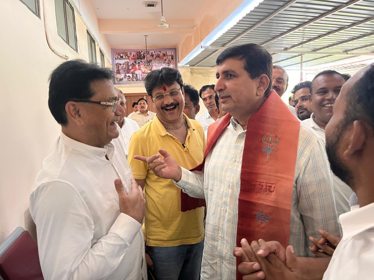 SuneelSarafINC's tweet photo. मुस्कुराना मत भूलना,
चाहे कितनी भी मुश्किलें क्यों न हों,
मुस्कान ही जिंदगी की सबसे बड़ी दौलत है....सुप्रभात 🙏
कल प्रदेश कांग्रेस कार्यालय pcc भोपाल में संगठन प्रभारी ��दरणीय हरीश चौधरी जी ,मुरैना विधायक आदरणीय दिनेश गुर्जर जी ,संगठन महामंत्री संजय कामले जी व पूर्व मंत्री पी.सी. https://t.co/nILM7TKWaf