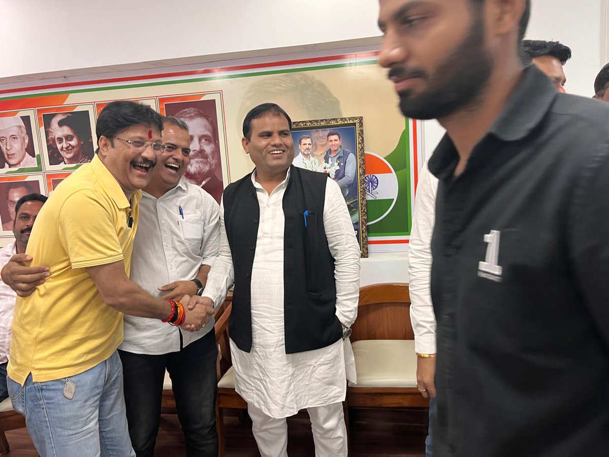 SuneelSarafINC's tweet photo. मुस्कुराना मत भूलना,
चाहे कितनी भी मुश्किलें क्यों न हों,
मुस्कान ही जिंदगी की सबसे बड़ी दौलत है....सुप्रभात 🙏
कल प्रदेश कांग्रेस कार्यालय pcc भोपाल में संगठन प्रभारी ��दरणीय हरीश चौधरी जी ,मुरैना विधायक आदरणीय दिनेश गुर्जर जी ,संगठन महामंत्री संजय कामले जी व पूर्व मंत्री पी.सी. https://t.co/nILM7TKWaf