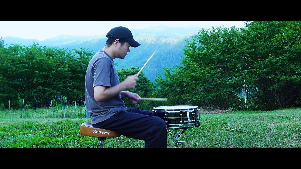 ebiさんと12月ぐらいにリリース予定のvelocityquartersの7inch EPに収録される曲のドラムパートのMV撮影。

朝日を絡めるのが1つの目的でもあるので朝5時集合で撮影。
秒単位で角度が変わる太陽は生物なのでタイミングが重要でした。これで全て撮り終えたのであとはebiさんの編集を待つのみです。