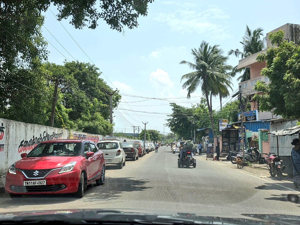 VivekAdvocate07's tweet photo. கிழக்கு தாம்பரம் கணபதிபுரம், சுத்தானந்த பாரதி தெருவில் சாலையில் இரண்டு புறமும் வாகனங்களை நிறுத்தி கொண்டு பொதுமக்களுக்கு இடையூறாக சாலையை ஆக்கிரமித்துக் கொண்டிருப்பதை வழக்கமாக வைத்துக் கொண்டிருக்கிறார்கள்..  கண்டுகொள்ளாமல் உறங்கும் தாம்பரம் மாநகர காவல்துறையும், மாநகராட்சியும்! https://t.co/03ZRmtLOrL