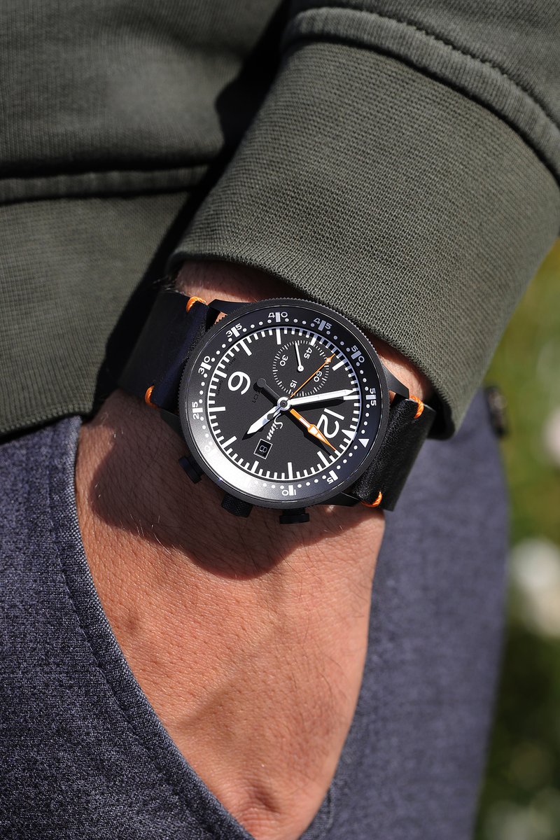 Worn with black cowhide strap (Vintage-Style, decorative seam orange) on a 7.1" wrist, the 717 with 45 mm case measures 48.3 mm from lug to lug (12-6 o’clock).

Discover the 717:
 sinn.de/en/watches/717…