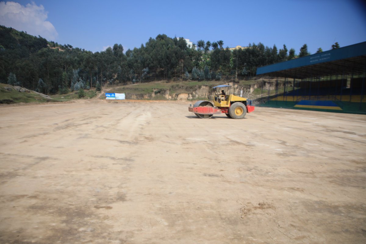 RutsiroDistrict's tweet photo. #Rutsiro: imirimo yo gutsindagira ikibuga cya Stade #Mukebera irakomeje. @FERWAFA @RwandaLocalGov @Rwanda_Sports @RwandaWest https://t.co/cVLLtlcESn